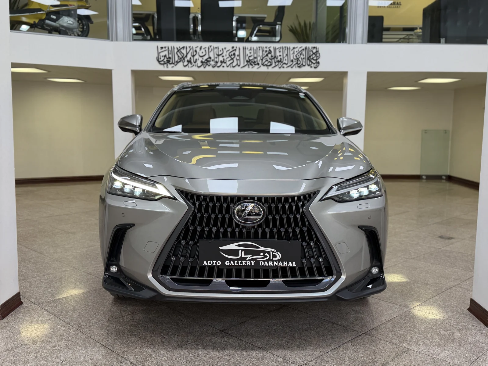لکسوس NX 350 — نمای جلو